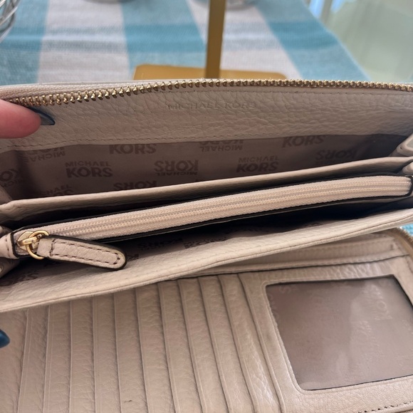 Michael Kors White Jetset Wallet/Wristlet - Picture 6 of 6